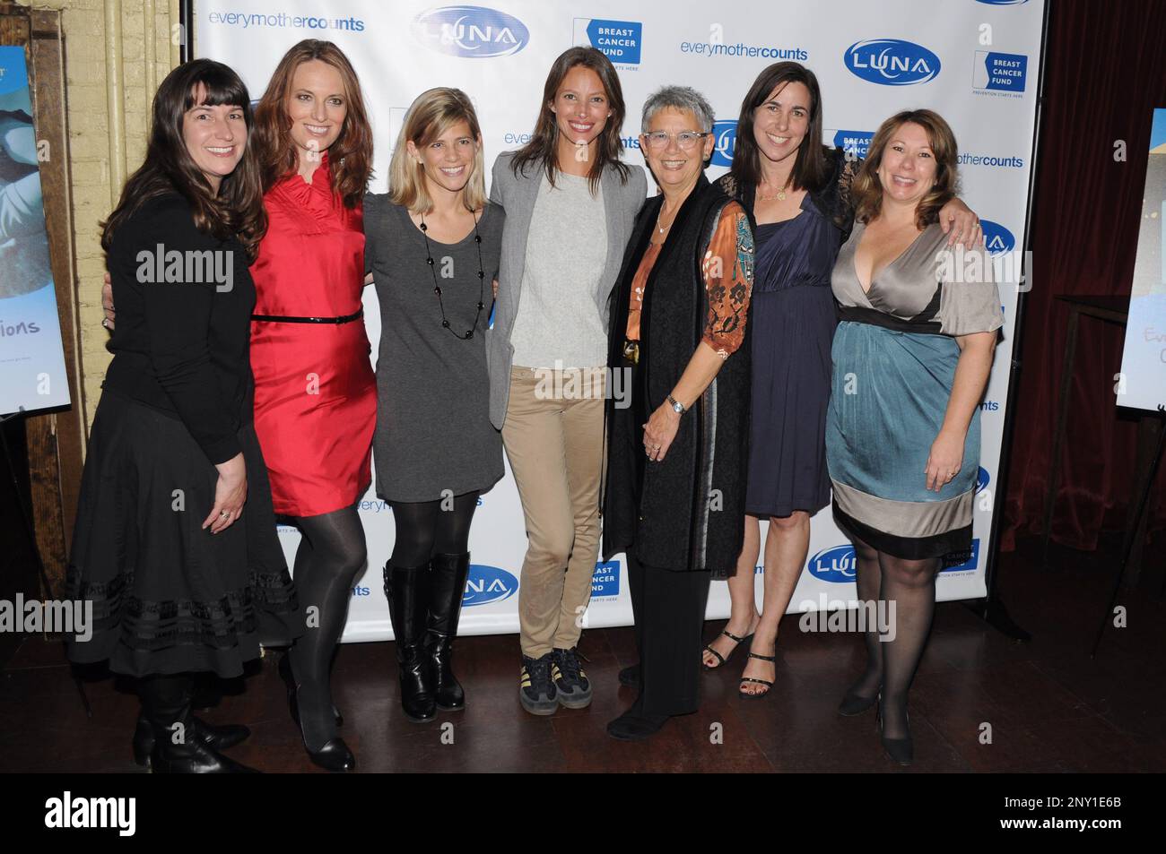 Susie Stewart tedesco, Brooke Golden, Christy Turlington- Burns, Jeanne Rizzo e Susan Sherwin alla undicesima edizione LUNAFEST Film Festival a Tribeca cinema in New York City. Ottobre 26, 2011. Credito: Edwin Garcia/MediaPunch Foto Stock