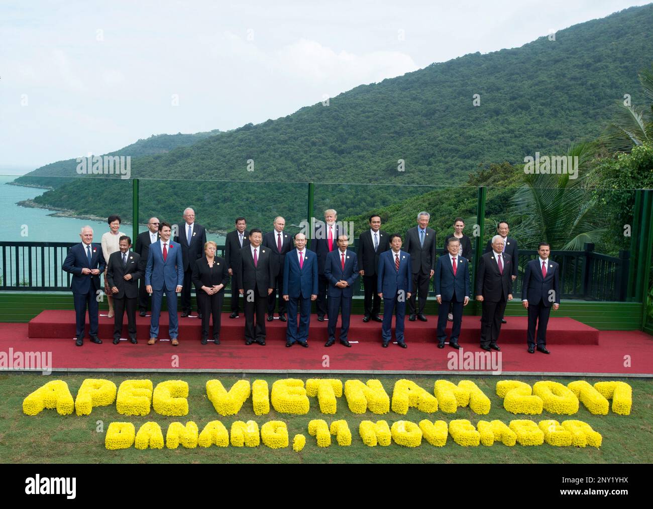 APEC leaders pose for the family photo at the APEC Summit in Danang ...