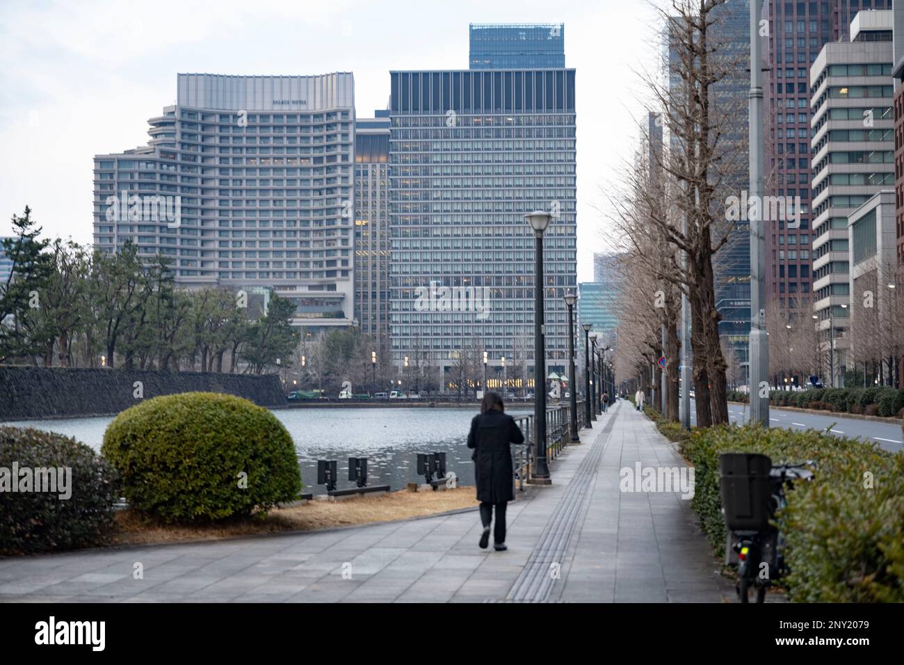 Tokyo, Giappone. 8th Feb, 2023. Il Mote Wadakura (å'Œç”°å€’Æ¿ ) fuori dai Giardini esterni del Palazzo Imperiale di Tokyo, di fronte al quartiere commerciale centrale degli affari di Marunouchi in una serata invernale. L'amministrazione di Kishida è destinata a svelare nuove politiche sull'immigrazione e la popolazione, date le lotte economiche del Giappone con un tasso di natalità in calo. (Credit Image: © Taidgh Barron/ZUMA Press Wire) SOLO PER USO EDITORIALE! Non per USO commerciale! Foto Stock