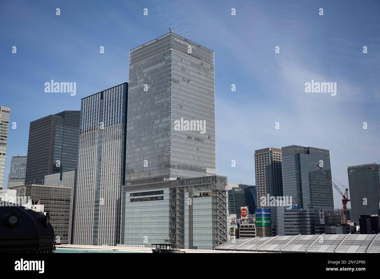 Tokyo, Giappone. 6th Feb, 2023. L'edificio degli uffici di GranTokyo, il centro commerciale e lo sviluppo immobiliare commerciale ai piedi della stazione di Tokyo.Marunouchi (ä¸¸ã®å†…) E' un quartiere situato nel cuore di Tokyo, conosciuto per il suo quartiere degli affari e per lo shopping di alto livello. Ospita molte grandi aziende, edifici storici e musei. L'amministrazione di Kishida è destinata a svelare nuove politiche sull'immigrazione e la popolazione, date le lotte economiche del Giappone con un tasso di natalità in calo. (Credit Image: © Taidgh Barron/ZUMA Press Wire) SOLO PER USO EDITORIALE! Non per USO commerciale! Foto Stock