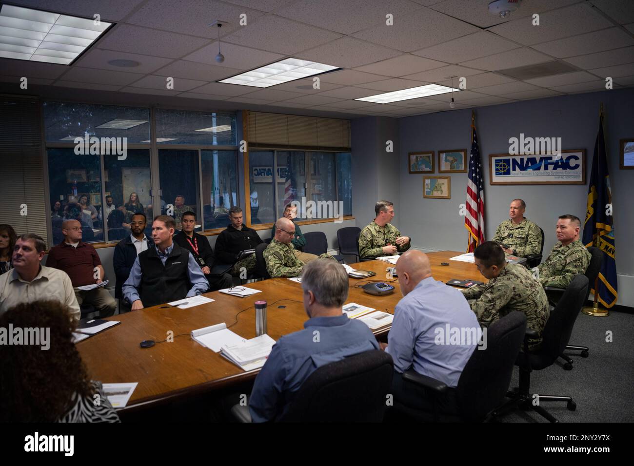 Dean VanderLey, comandante, Naval Facilities Engineering Systems Command incontra i leader del NAVFAC Northwest durante una visita alla base navale Kitsap-Bangor a Silverdale, Washington, 12 gennaio 2023. Il viaggio segnò la prima visita ufficiale di VanderLey nell'area del Pacifico nord-occidentale da quando divenne comandante del NAVFAC. Foto Stock