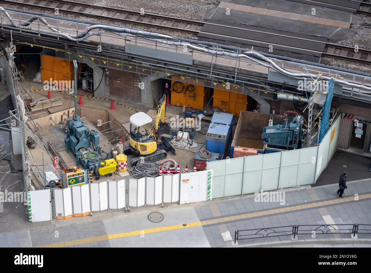 Tokyo, Giappone. 6th Feb, 2023. Lavori di costruzione e ristrutturazione del viadotto infestante per i treni locali JR East per avvicinarsi alla stazione di Tokyo. L'amministrazione di Kishida è destinata a svelare nuove politiche sull'immigrazione e la popolazione, date le lotte economiche del Giappone con un tasso di natalità in calo. (Credit Image: © Taidgh Barron/ZUMA Press Wire) SOLO PER USO EDITORIALE! Non per USO commerciale! Foto Stock