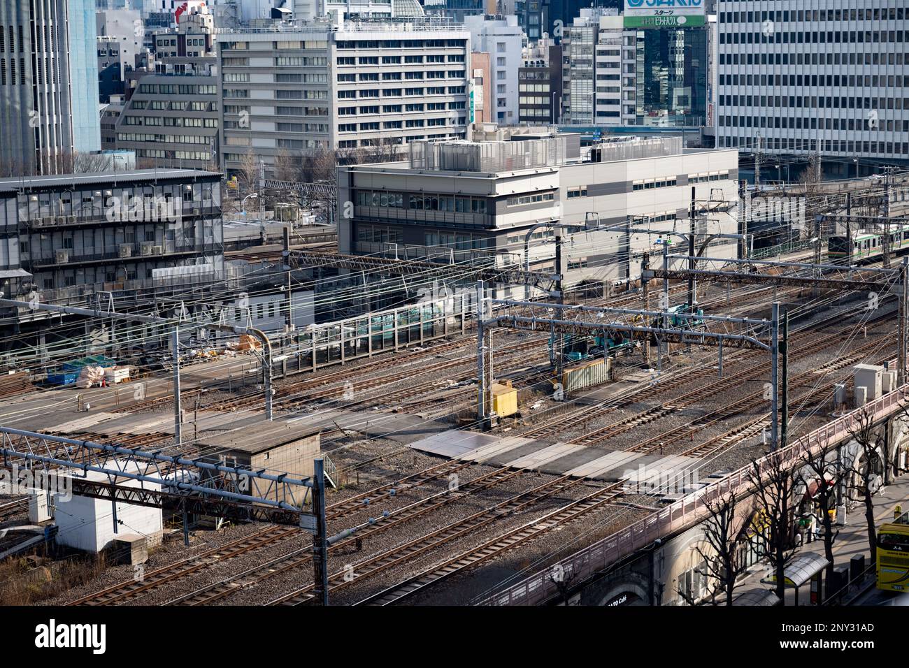 Tokyo, Giappone. 6th Feb, 2023. I treni e i binari JR East e JR Central presso la stazione di Tokyo, che servono pendolari e turisti sui treni JR East e JR Central Intercity. Stazione di Tokyo (Æ±äº¬é§…) È uno storico hub di trasporto in Giappone, che serve come terminal per shinkansen e treni locali. E' anche una destinazione per lo shopping e per i ristoranti, con ristoranti, boutique e un hotel nel suo edificio principale in mattoni rinnovato. L'amministrazione di Kishida e' destinata a svelare nuove politiche sull'immigrazione e la popolazione date le lotte economiche del Giappone con un tasso di natalità in calo. (Credit Image: © Taidgh Foto Stock