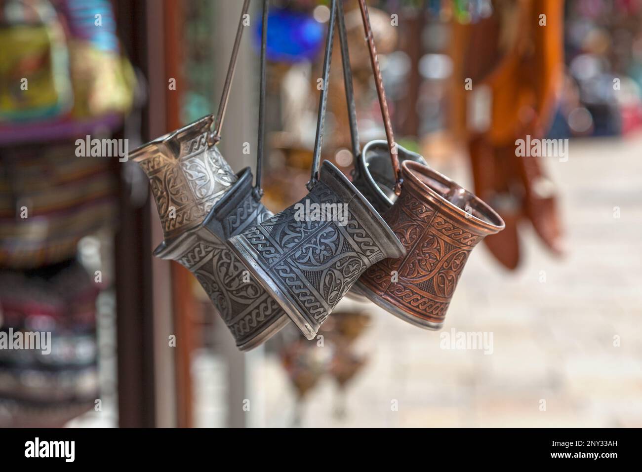 Tradizionale caffettiera ottomana in vendita nel vecchio bazar di Skopje, Macedonia settentrionale. Foto Stock