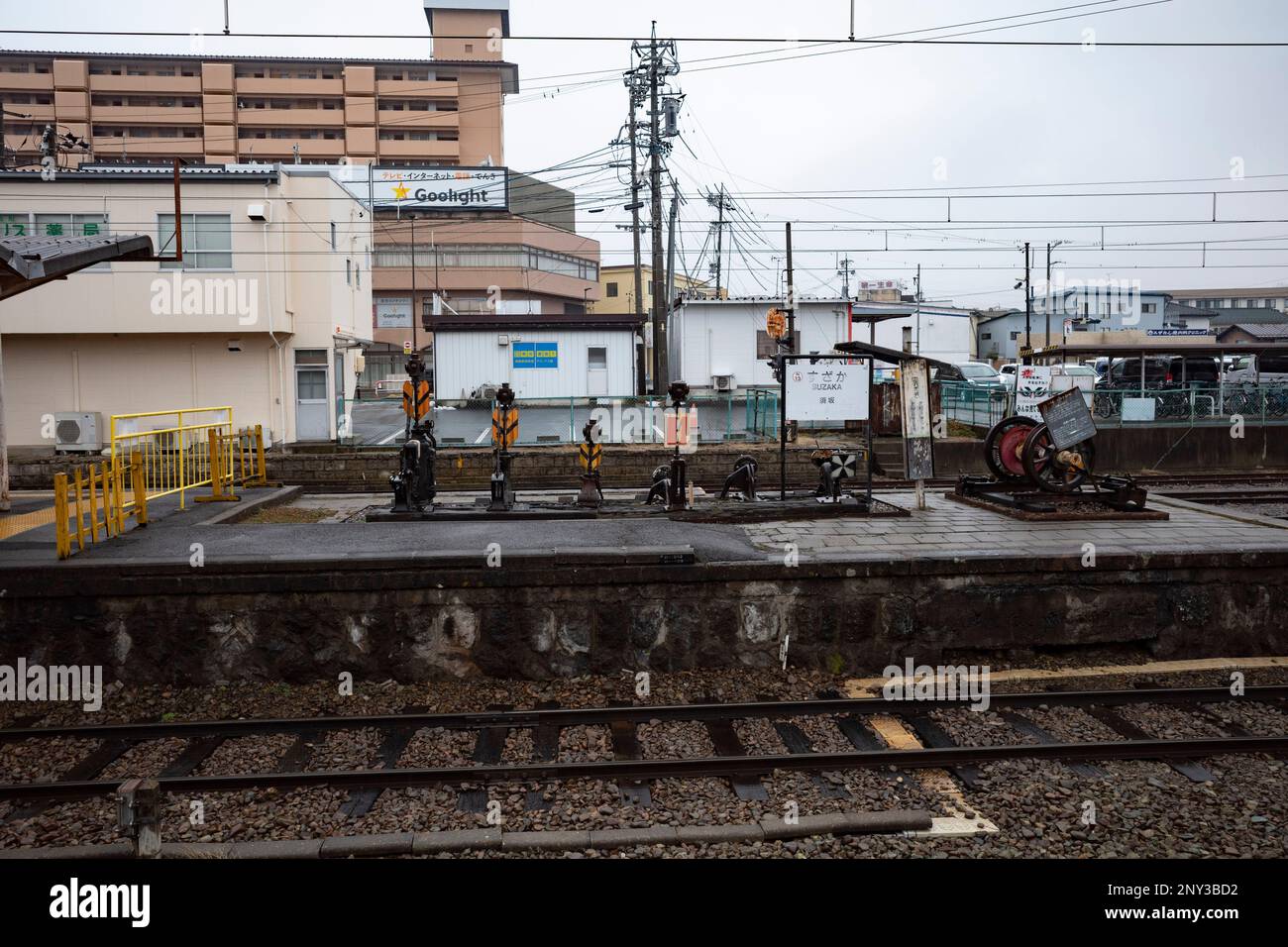Suzaka, Giappone. 19th Feb, 2023. Una piattaforma ferroviaria per la Ferrovia elettrica di Nagano (é•·é‡Žé›»é„, Nagano Dentetsu) alla stazione di Suzaka come la Scimmia della neve esprime nelle Alpi giapponesi. L'auto era servita sulla linea OdakyÅ« Romance Car dalla stazione di Shinjuku al monte Fuji.The Nagano Dentetsu è noto per il funzionamento di treni storici donati dalle compagnie ferroviarie con sede a Tokyo e funziona come una ferrovia rurale che collega la città di Nagano con Suzaka, Nakano e Yudanaka. (Credit Image: © Taidgh Barron/ZUMA Press Wire) SOLO PER USO EDITORIALE! Non per USO commerciale! Foto Stock