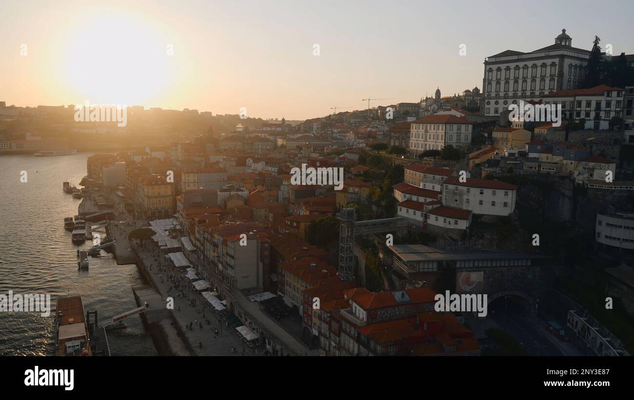 Bellissimo paesaggio della città antica in collina con il canale. Azione. Canale di mare con navi nel centro storico della città. Paesaggio del ci storico europeo Foto Stock