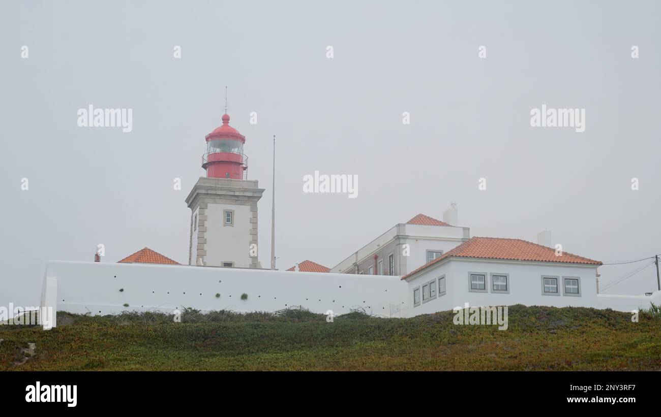Luminoso paesaggio pittoresco. Azione. Piccole case bianche realizzate in una zona chiusa con grandi torri di pietra bianca. Riprese in 4K di alta qualità Foto Stock