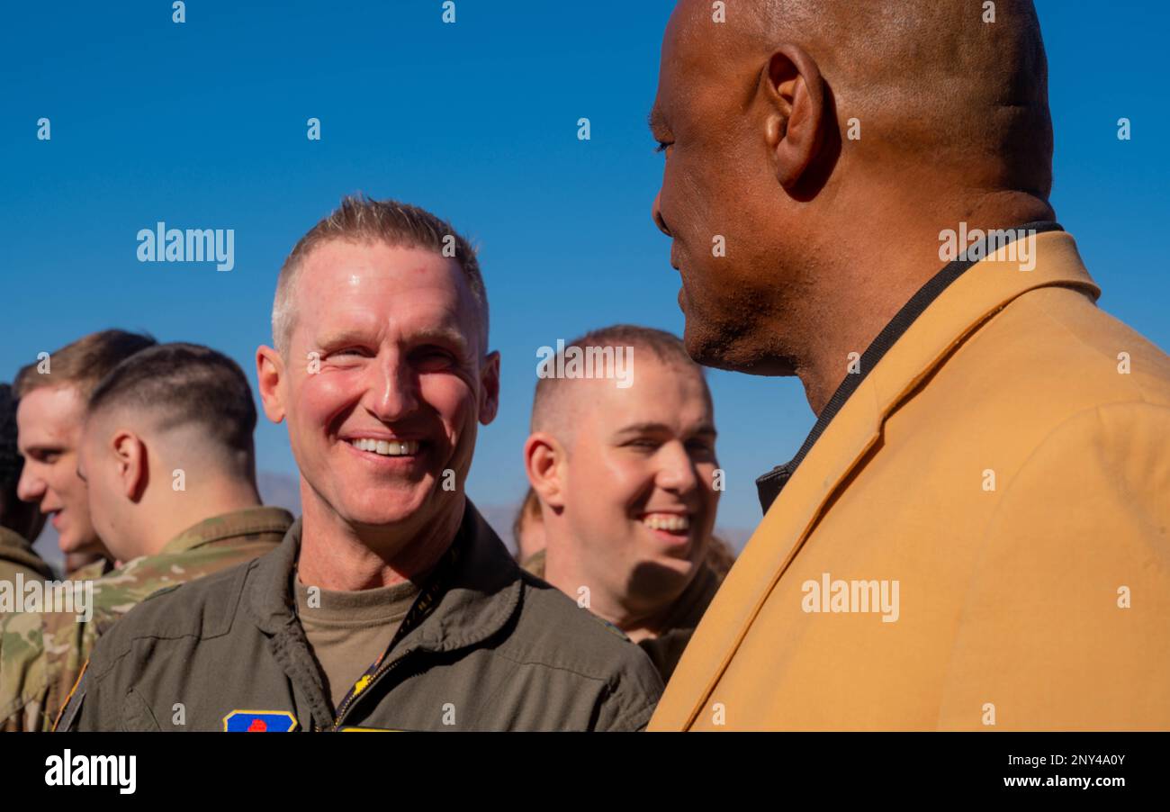 STATI UNITI Air Force Brig. Il generale Jason Rueschhoff, 56th Comandante dell'ala combattente, parla con Warren Moon, NFL Hall of Famer, 10 febbraio 2023, alla base dell'aeronautica militare di Luke, Arizona. La NFL Hall of Famers ha visitato Luke per mostrare il loro apprezzamento ai membri del servizio sulla base. Foto Stock