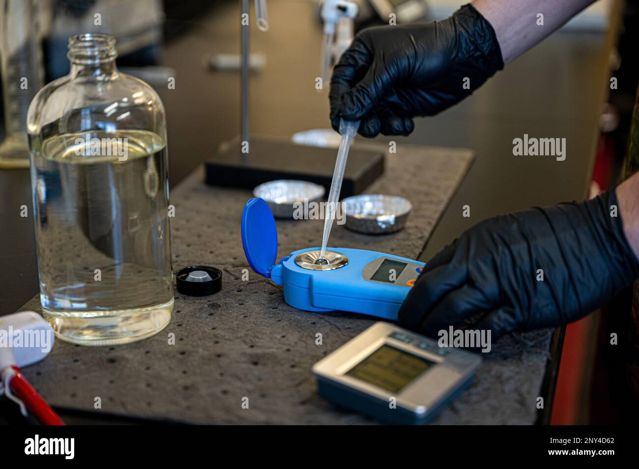 STATI UNITI Air Force Senior Airman Maddux Noble, 48th Logistics Readiness Squadron combustibili tecnico di laboratorio, test un campione di carburante a Royal Air Force Lakenheath, Inghilterra, 1 febbraio 2023. Noble controlla il carburante per verificare la corretta quantità di inibitore del ghiaccio dell'impianto di alimentazione (FSII), un additivo che abbassa il punto di congelamento del carburante per evitare che si congeli ad altitudini elevate o in presenza di temperature estremamente basse. Foto Stock