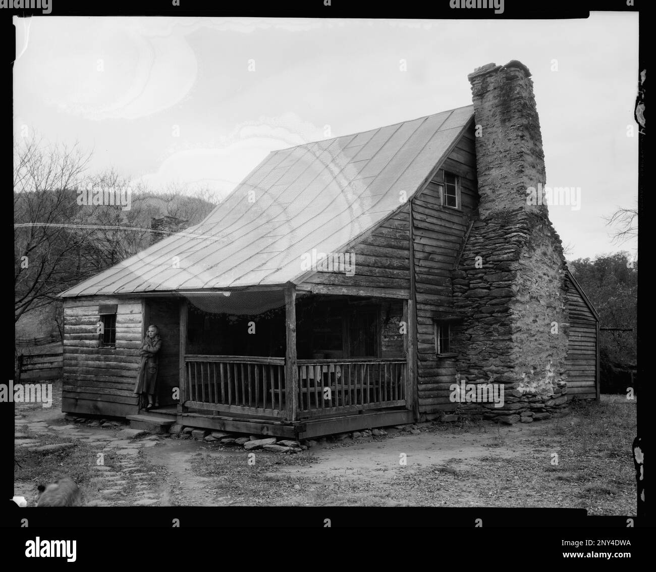 McClintock's Cabin, Albemarle County, Virginia. Carnegie Survey of the Architecture of the South. Stati Uniti Virginia Contea di Albemarle, Porches, Chimneys, Houses. Foto Stock