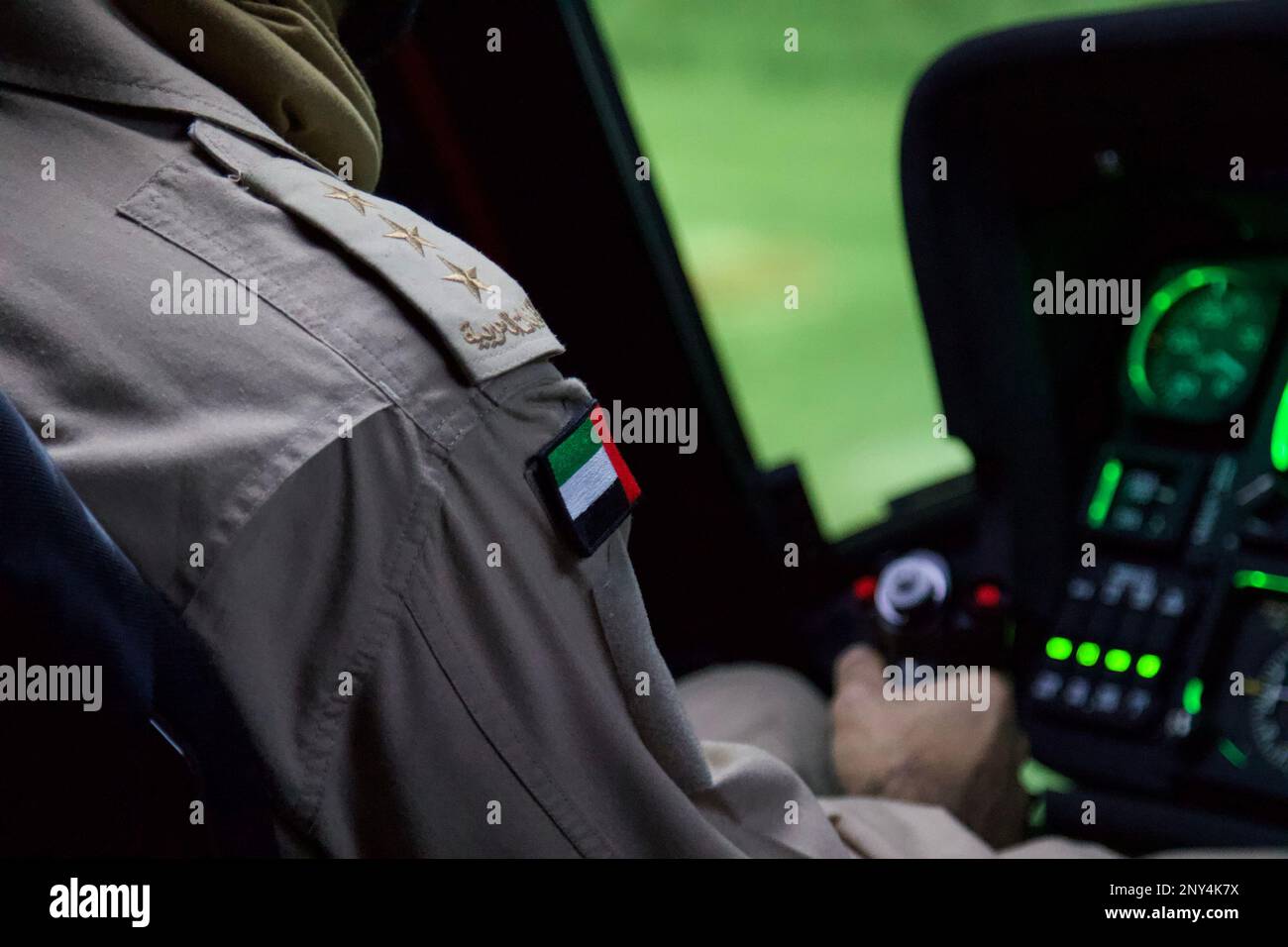 UH-60 i piloti di elicotteri Black Hawk con l'esercito degli Emirati Arabi Uniti si allenano in un simulatore di volo presso l'Eastern Army National Guard Aviation Training Site presso il Muir Army Airfield, 27 febbraio 2023. L'EAATS funge da sito di addestramento dell'aviazione della Guardia Nazionale dell'Armata, concentrandosi sugli aerei da carico e di servizio e supervisiona, sviluppa e conduce programmi di istruzione come diretto dall'Ufficio della Guardia Nazionale. Oltre alla formazione per la qualificazione degli aviatori individuali, alla formazione per l'aviazione e alla formazione degli ufficiali non commissionati, EAATS gestisce e gestisce anche il supporto per la simulazione di volo per gli utenti regionali AN Foto Stock