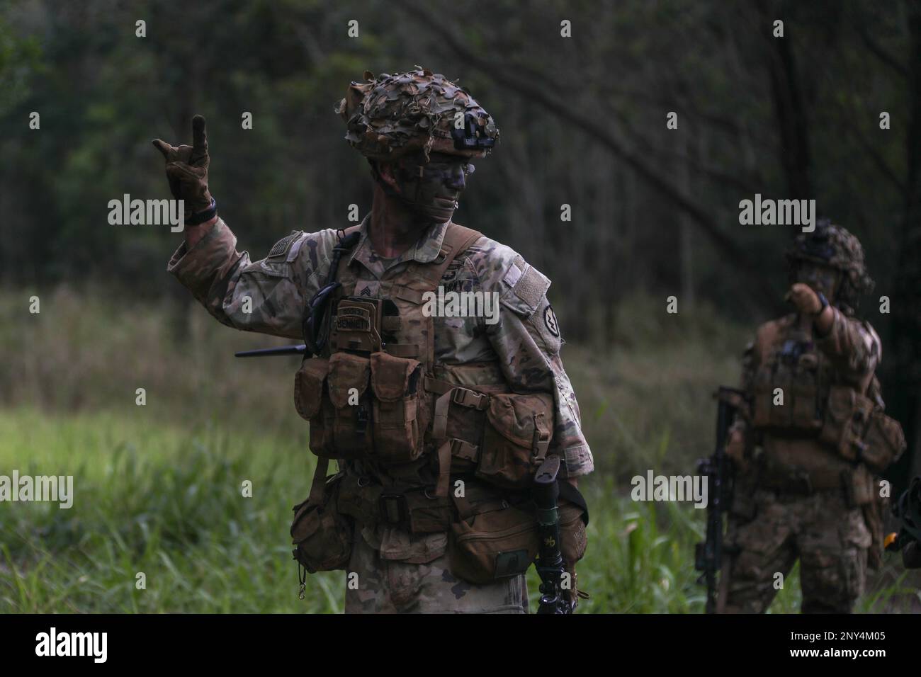 STATI UNITI Soldati dell'esercito assegnati a Charlie Company, 2nd battaglione, 35th reggimento di fanteria, 3rd squadra di combattimento della Brigata di fanteria, 25th divisione di fanteria si segnalano l'un l'altro mentre partecipano ad un'esercitazione di fuoco dal vivo della squadra sulle caserme di Schofield, Hawaii, 23 febbraio 2023. Le squadre hanno dimostrato le loro conoscenze mentre eseguono le attività essenziali di esercitazione durante l'allenamento antincendio dal vivo di giorno e di notte. (STATI UNITI Foto dell'esercito di SPC. Darbi Colson/3rd squadra di combattimento della Brigata della Fanteria) Foto Stock