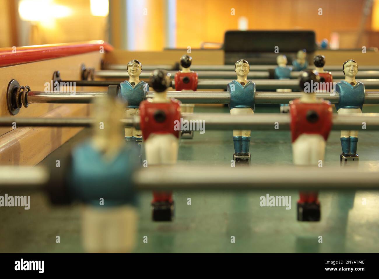 Il calcio da tavolo, comunemente chiamato fuzboll o foosball (come nel tedesco Fußball 'calcio') e talvolta calcio da tavolo, è un gioco da tavolo che è loos Foto Stock