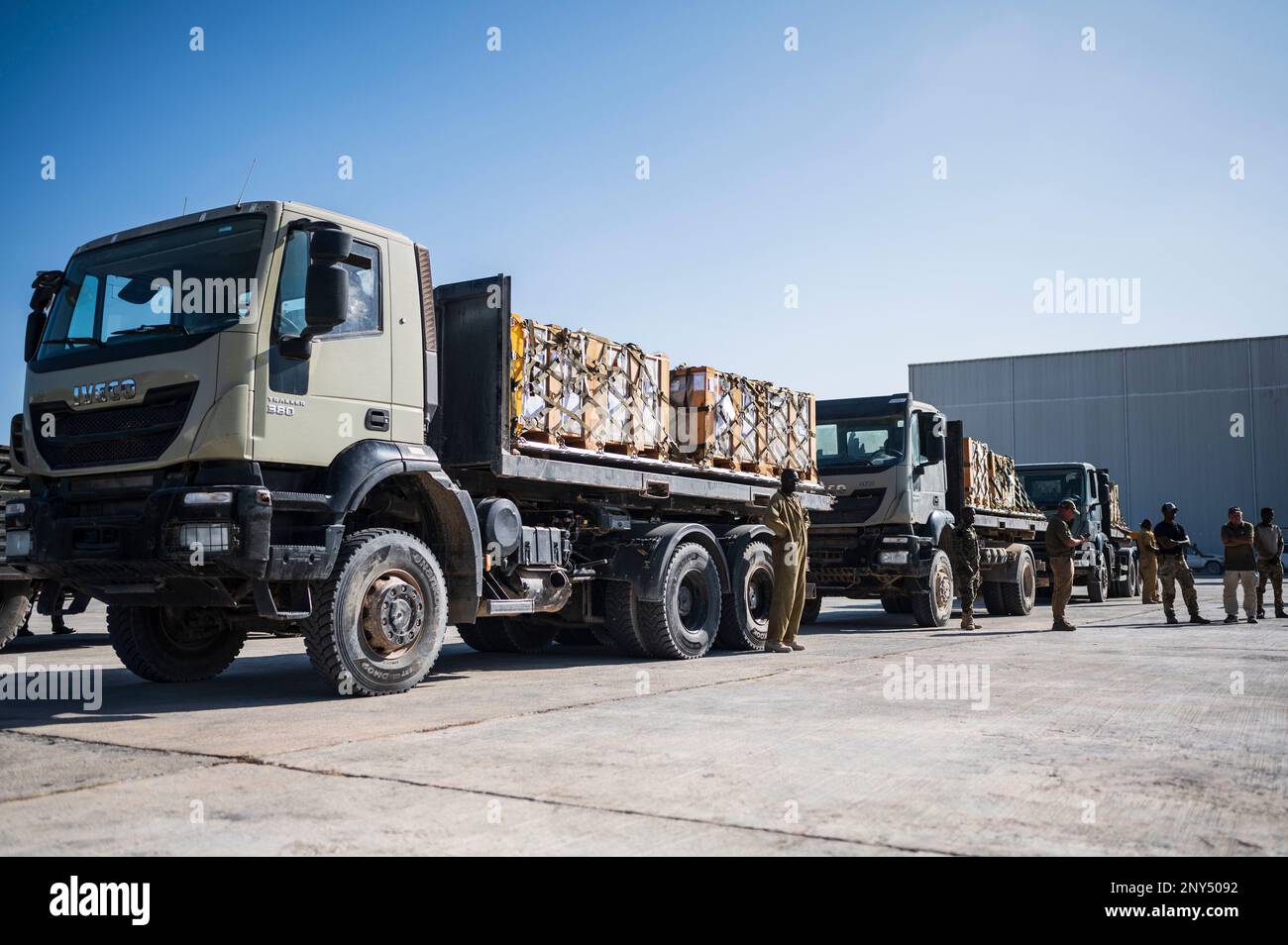 Camion carichi di equipaggiamento militare per l'Esercito Nazionale Somalo aspettano di partire a Mogadiscio, Somalia, 28 febbraio 2023. Il Danab è la forza militare d'élite dell'esercito nazionale somalo che conduce operazioni di combattimento contro al-Shabab, la più grande, più ricca e più violenta affiliata di al Qaida. (STATI UNITI Air Force foto di Senior Airman William Rio Rosado) Foto Stock