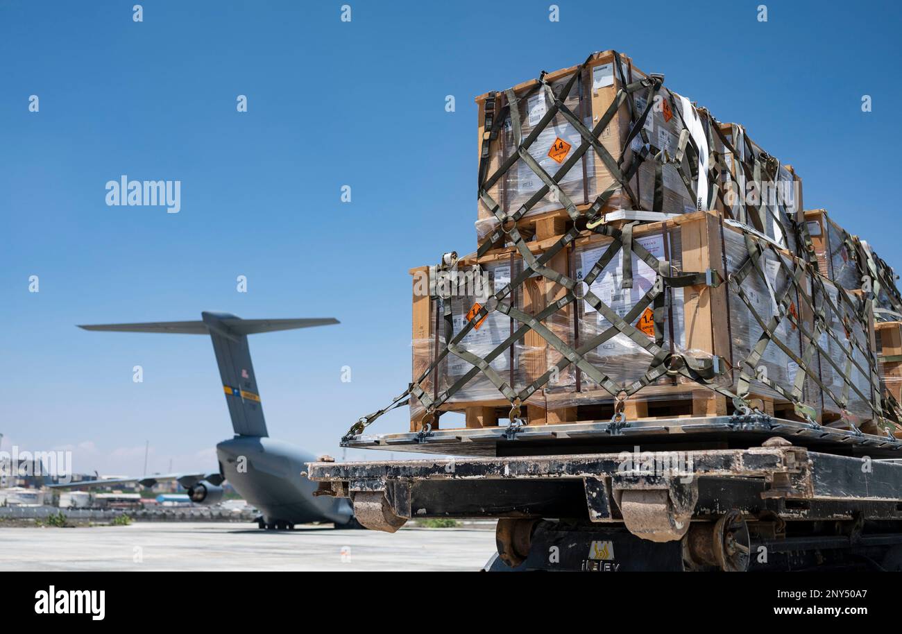 Un pallet con equipaggiamento militare per l'esercito nazionale somalo si trova su un camion a Mogadiscio, Somalia, 28 febbraio 2023. Il Danab è la forza militare d'élite dell'esercito nazionale somalo che conduce operazioni di combattimento contro al-Shabab, la più grande, più ricca e più violenta affiliata di al Qaida. (STATI UNITI Air Force foto di Senior Airman William Rio Rosado) Foto Stock