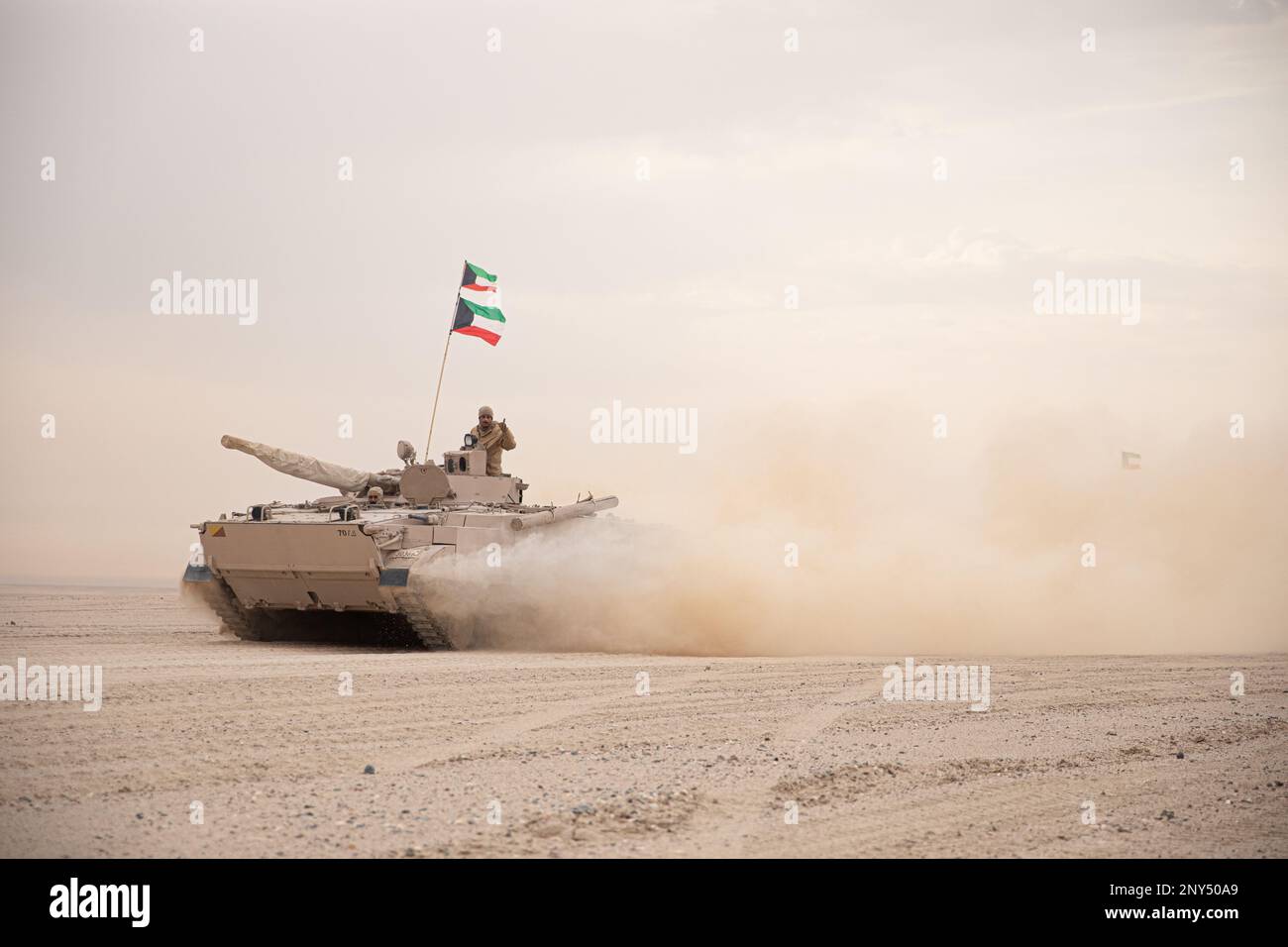 Un equipaggio di carri armati di Kuwait Land Forces si sposta in posizione prima dell'inizio dell'esercizio al Tahreer, a Camp Buehring, Kuwait, 20 febbraio 2023. Al Tahreer è stato un esercizio trilaterale e multidominio, in quanto le forze aeree e terrestri hanno lavorato insieme per neutralizzare i target con artiglieria sul campo, attacchi aerei e supporto a terra. La capacità della coalizione di svolgere efficacemente un esercizio combinato di armi da fuoco, come al Tahreer, è una testimonianza della leadership e della professionalità dei membri del servizio coinvolti. (STATI UNITI Foto dell'esercito di SPC. David Campos-Contreras) Foto Stock