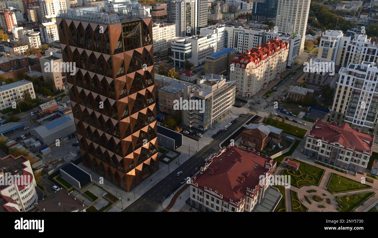 Vista dall'alto del design moderno dell'edificio sullo sfondo della città. Riprese in stock. Città moderna con splendida architettura e moderni edifici finanziari. Gol Foto Stock