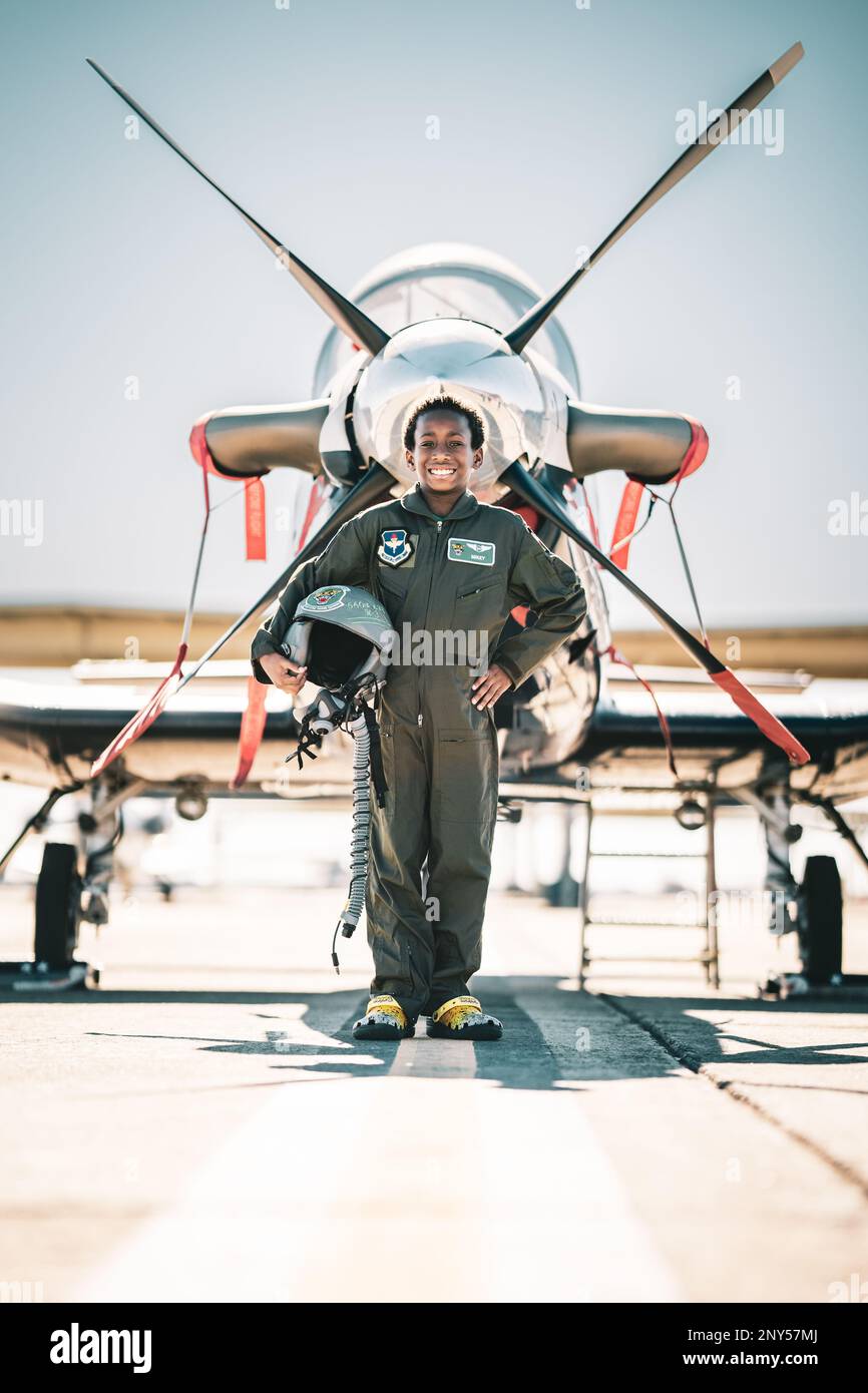 Michael Deigh si presenta davanti a un velivolo trainer T-6 Texan II come parte del programma “pilota per un giorno” del 560th Flying Training Squadron, 13 gennaio 2023, Joint base San Antonio-Randolph, Texas il programma sostiene i bambini con disabilità per tutta la vita e malattie gravi, Offrire loro un'esperienza unica nella vita di un'azienda statunitense Pilota dell'aeronautica. Deigh ha trascorso la giornata con lo Squadrone di addestramento al volo 560th, facendo un giro sull'aereo e visitando le unità nello squadrone. Foto Stock