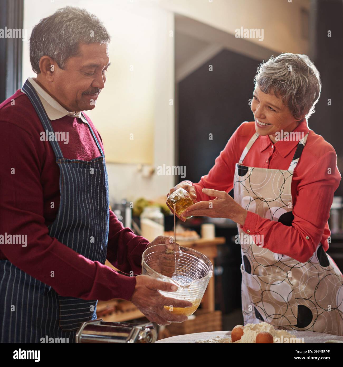 La cucina è l'amore fatto commestibile. una coppia anziana che cuoce in cucina. Foto Stock