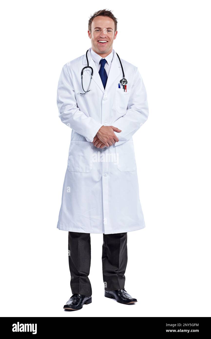 Im qui per prenderti cura di te. Ritratto completo di un medico di sesso maschile che si trova su uno sfondo bianco. Foto Stock