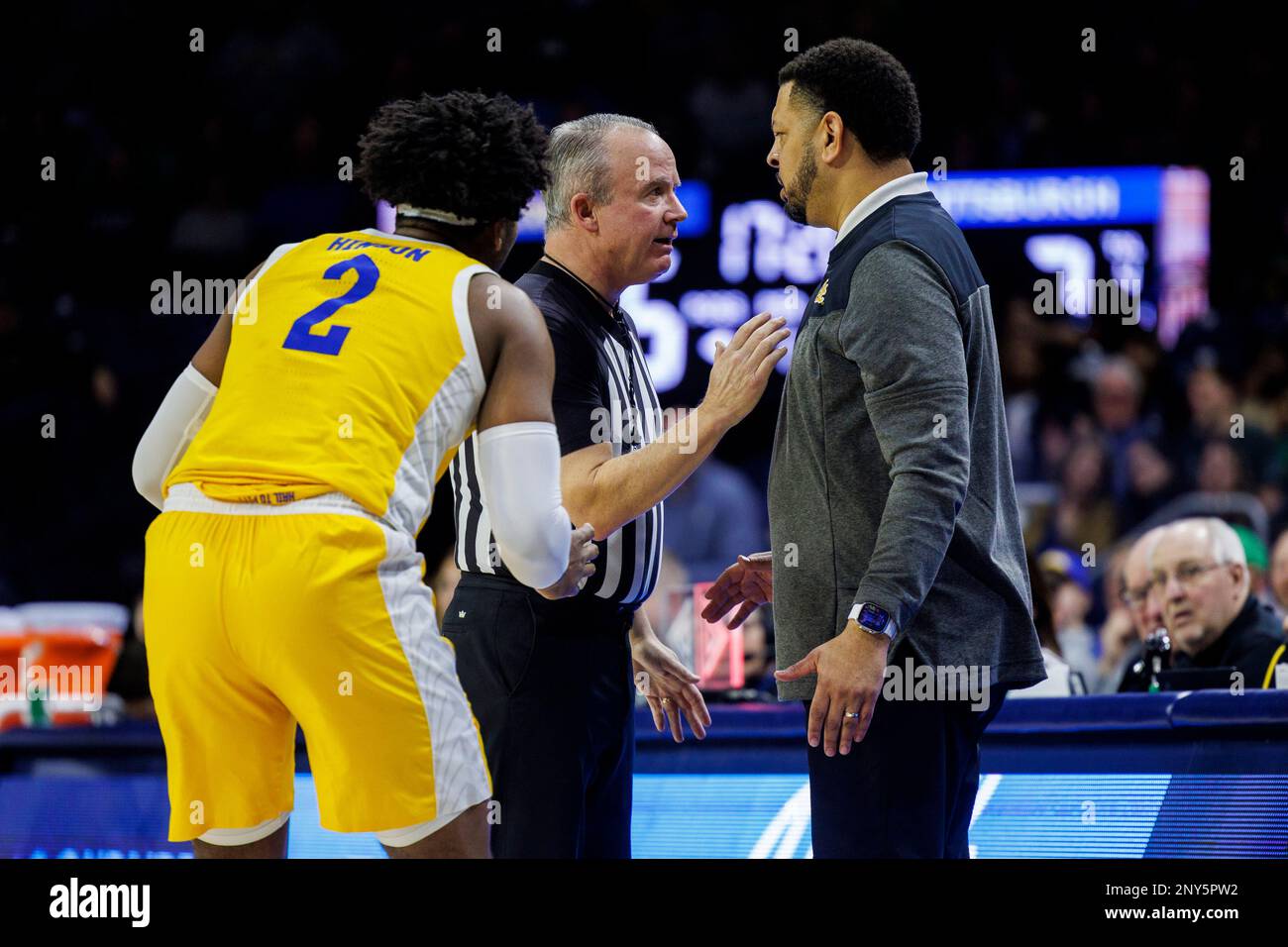 South Bend, Indiana, Stati Uniti. 01st Mar, 2023. L'allenatore capo di Pittsburgh Jeff Capel e Pittsburgh Blake Hinson (2) non sono d'accordo con una chiamata ufficiale durante l'azione di gioco di pallacanestro NCAA tra i Pittsburgh Panthers e Notre Dame Fighting Irish al Purcell Pavilion al Joyce Center a South Bend, Indiana. Notre Dame sconfisse Pittsburgh 88-81. John Mersits/CSM/Alamy Live News Foto Stock