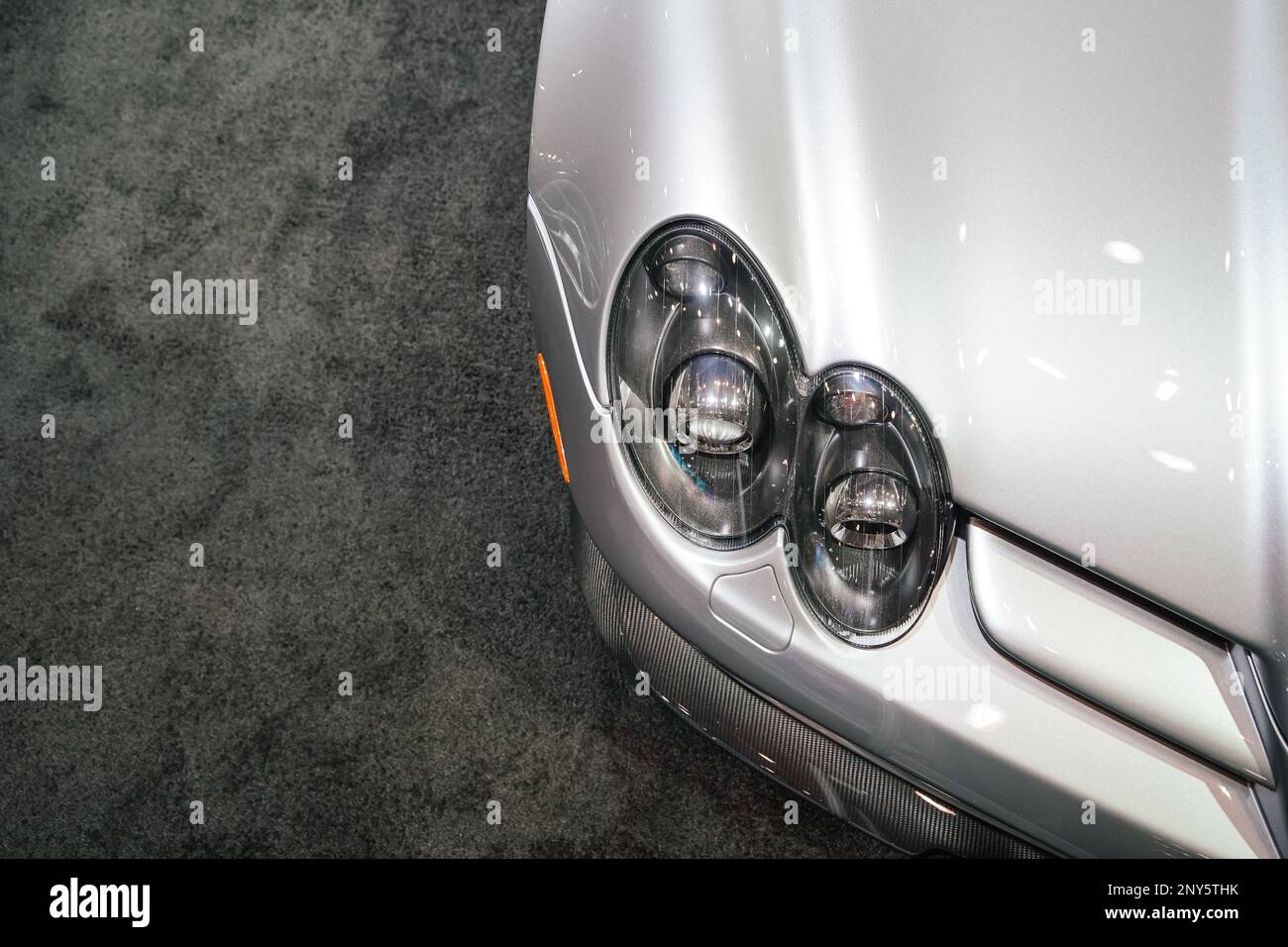 Chiusura di un faro anteriore Mercedes-Benz color argento Foto Stock