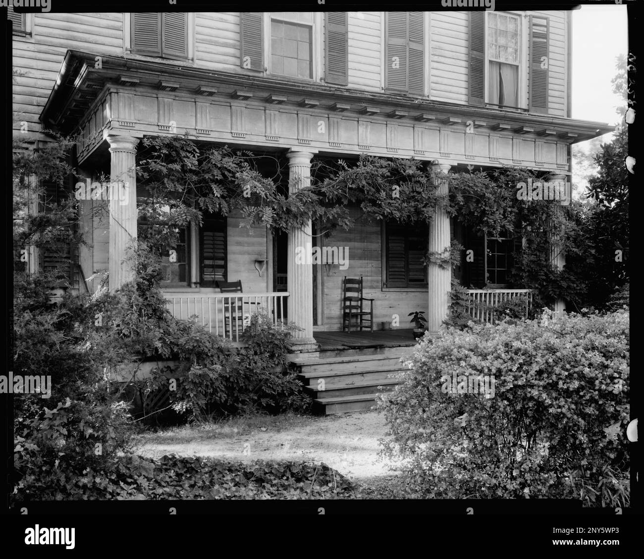 Reed Morrison House, Mount Mourne, Iredell County, North Carolina. Carnegie Survey of the Architecture of the South. Stati Uniti, Carolina del Nord, Iredell County, Mount Mourne, Columns, Case, Porches, arbusti, viti. Foto Stock Reed Morrison House, Mount Mourne, Iredell County, North Carolina. Carnegie Survey of the Architecture of the South. Stati Uniti, Carolina del Nord, Iredell County, Mount Mourne, Columns, Case, Porches, arbusti, viti. Foto Stock
