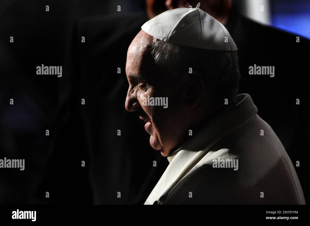 Papa Francesco guida la Via Crucis il Venerdì Santo davanti al Colosseo a Roma, in Italia, il 29 marzo 2013. La tradizionale processione cattolica del Venerdì Santo ricorda la crocifissione di Gesù Cristo in vista delle festività pasquali della domenica. Foto di Eric Vandeville/ABACAPRESS.COM Credit: Abaca Press/Alamy Live News Foto Stock