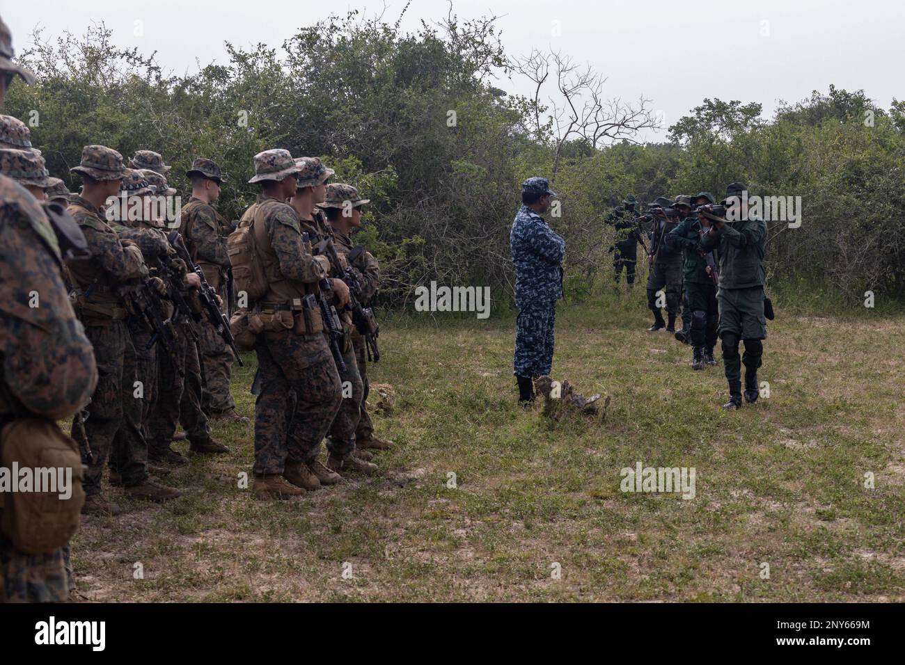 MULLIKULAM, Sri Lanka (21 gennaio 2023) – Stati Uniti Marines con il Battaglione Landing Team 2/4, 13th Marine Expeditionary Unit, osservare i marines dello Sri Lanka condurre esercitazioni immediate durante la cooperazione afloat Readiness and Training/Marine Exercise 2022, gennaio 21. KARAT/MAREX Sri Lanka è un esercizio bilaterale tra lo Sri Lanka e gli Stati Uniti volto a promuovere la cooperazione regionale in materia di sicurezza, a praticare l'assistenza umanitaria e il soccorso in caso di catastrofi, nonché a rafforzare la comprensione marittima, i partenariati e l'interoperabilità. Nel suo 28th° anno, la serie KARAT è composta da esercizi multinazionali, d Foto Stock