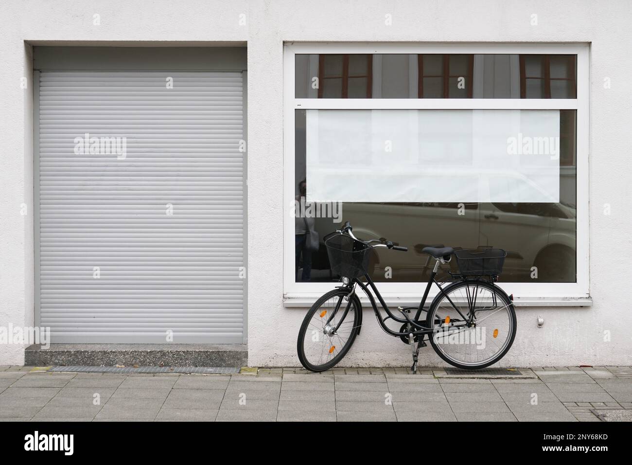 cartello vuoto o poster con spazio per la copia vuoto vetrina con biciclette parcheggiate all'esterno del negozio chiuso Foto Stock