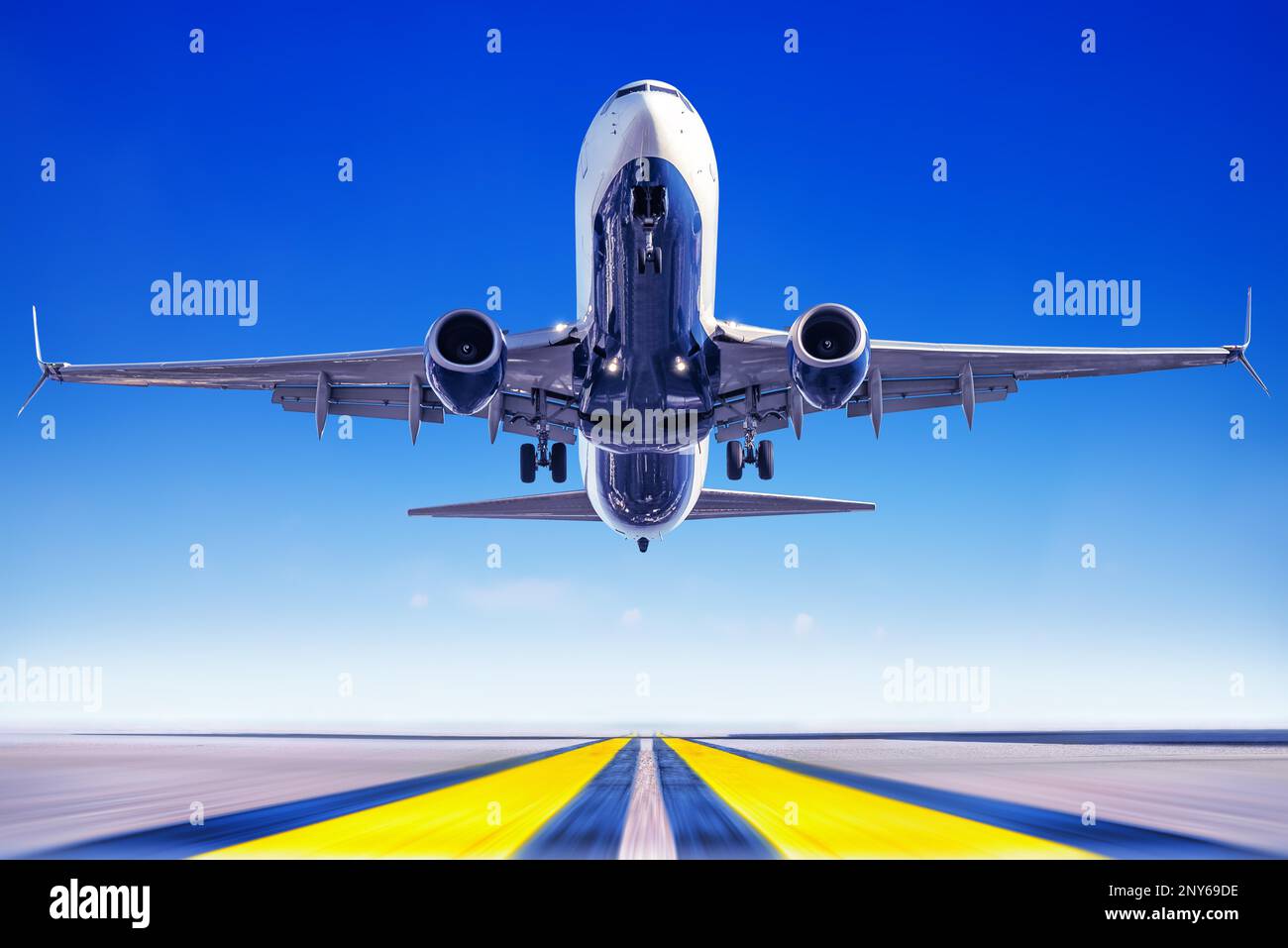 decollo di un moderno aereo di linea contro un cielo blu Foto Stock