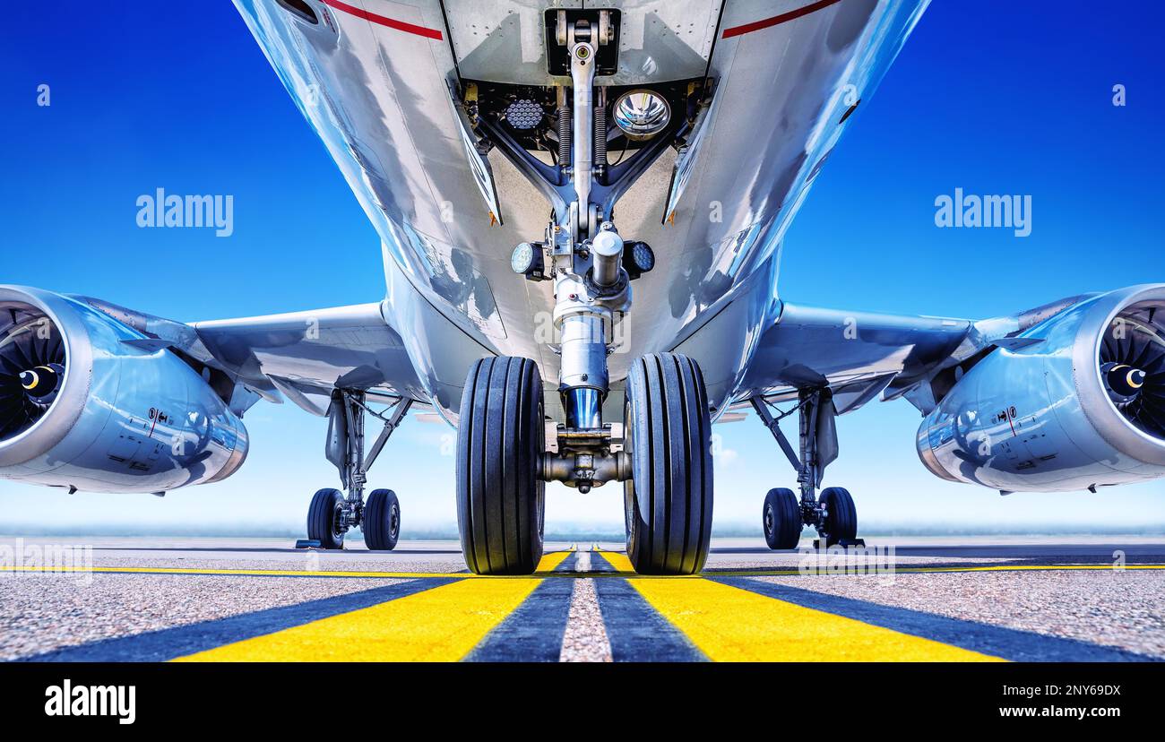 aeroplano su una pista in attesa di decollo Foto Stock