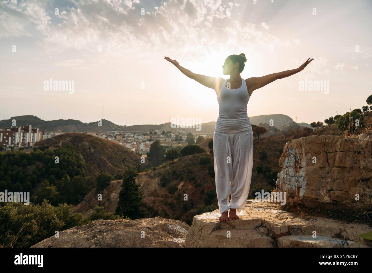 Donna che gode di aria fresca yoga Foto Stock