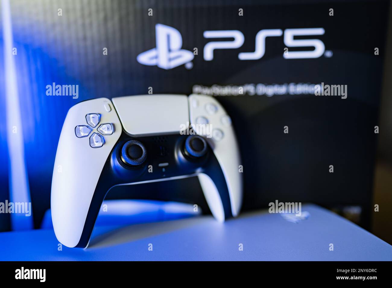 Bangkok, Thailandia - 30 ottobre 2022: Controller di gioco e confezione per PlayStation 5 o PS5. Foto Stock