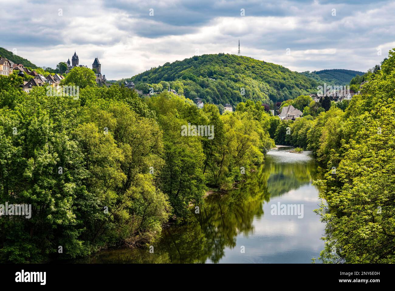 Il fiume Lenne vicino Altena con il castello di Altena sullo sfondo, Renania settentrionale-Vestfalia Foto Stock