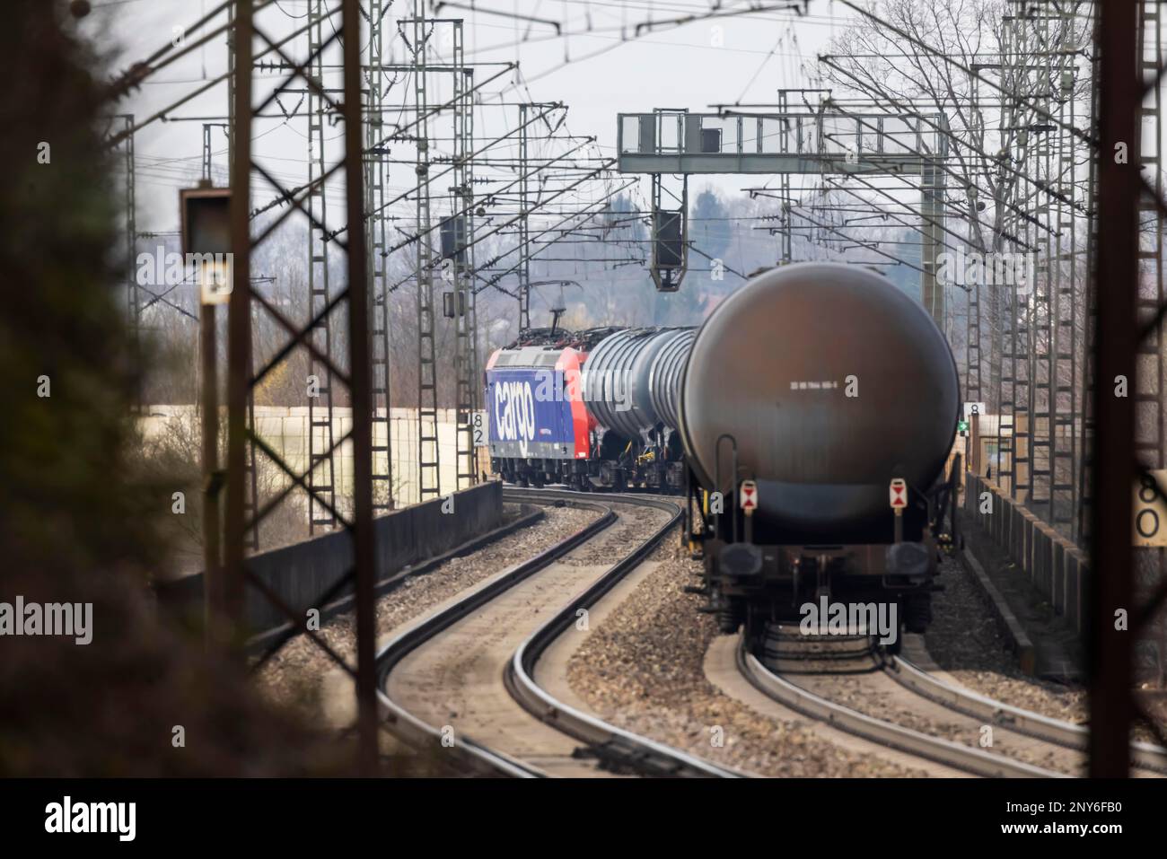 Treno merci con carro cisterna lungo la strada, Stoccarda, Baden-Wuerttemberg, Germania Foto Stock