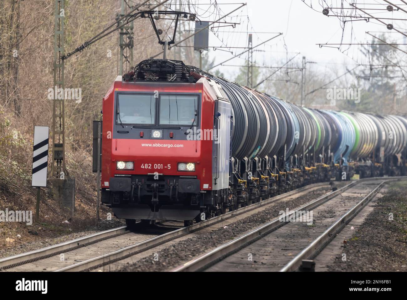 Treno merci con carro cisterna lungo la strada, Stoccarda, Baden-Wuerttemberg, Germania Foto Stock