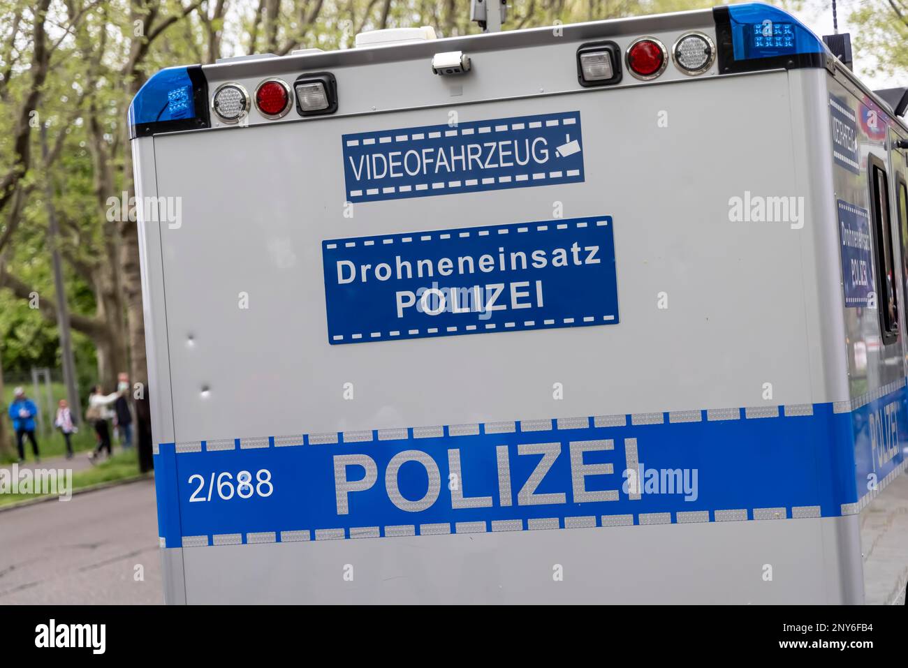 Operazione di droni di polizia, video vehicle indica droni e registrazioni video, Stoccarda, Baden-Wuerttemberg, Germania Foto Stock