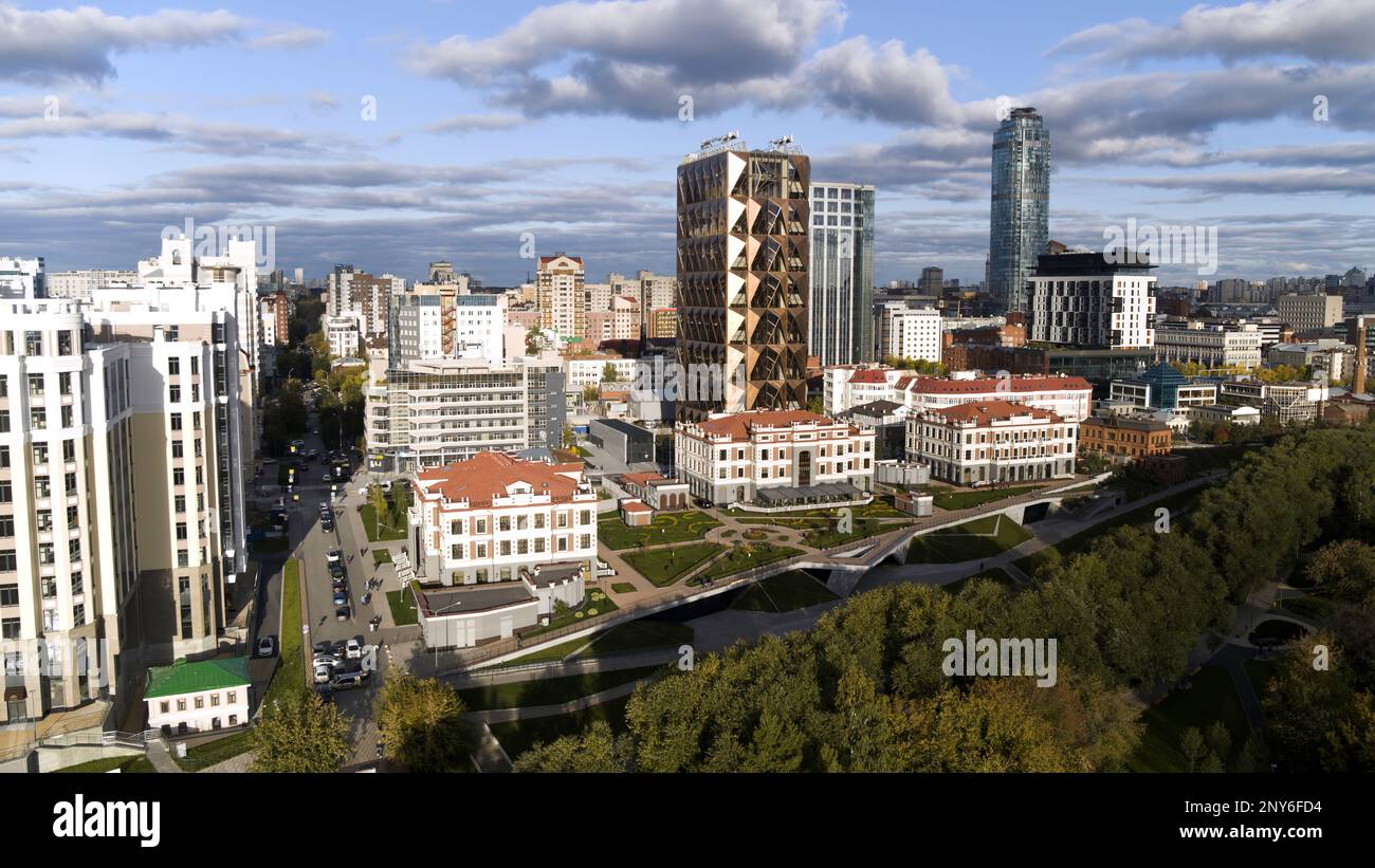 Vista dall'alto. Stock footage.Summer vista di una grande città con uffici in vetro e edifici a più piani vicino a un piccolo lago e un ponte e sul b Foto Stock