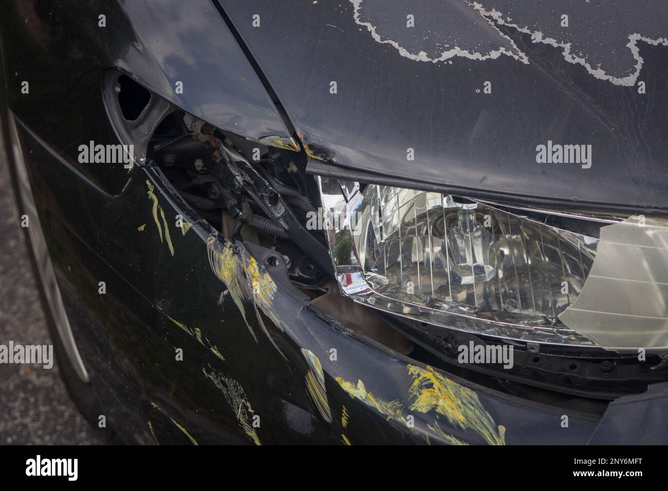 Berlina nero dopo un incidente con nessuna assicurazione Foto Stock