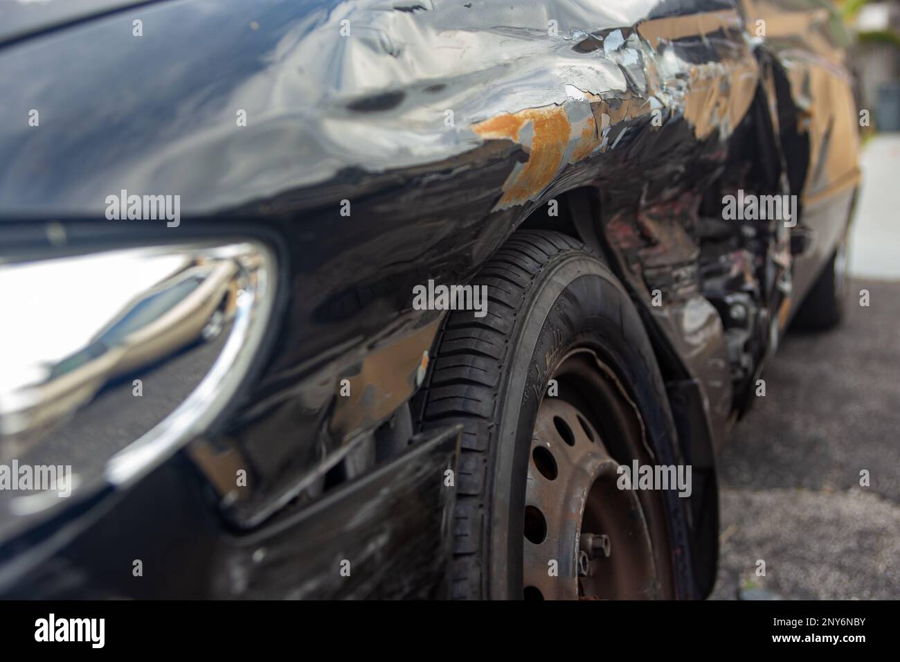 Berlina nero dopo un incidente con nessuna assicurazione Foto Stock