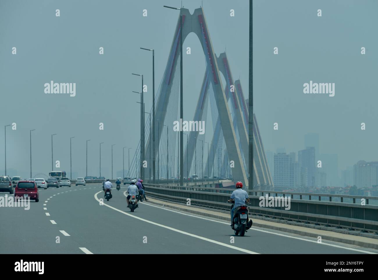 Nhat Tan Bridge, autostrada, Hanoi, Vietnam Foto Stock