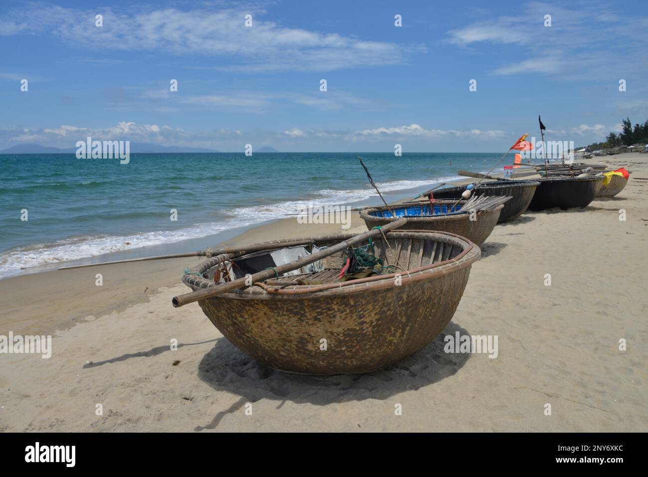 Barche da pesca, spiaggia di Cua dai, Hoi An, Vietnam Foto Stock