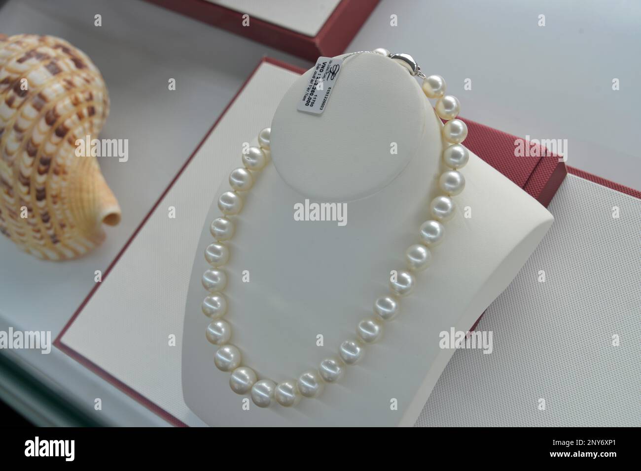 Vendita, collana perle, fattoria perle, Baia di ha Long, Vietnam Foto Stock