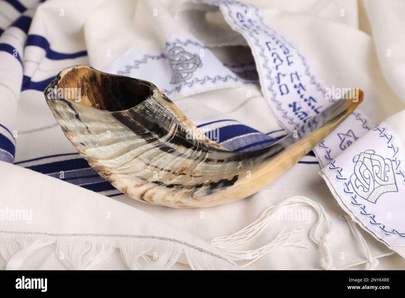 Shofar sul testo illuminato sei Beato, Signore nostro Dio, Re dell'Universo, Foto Stock