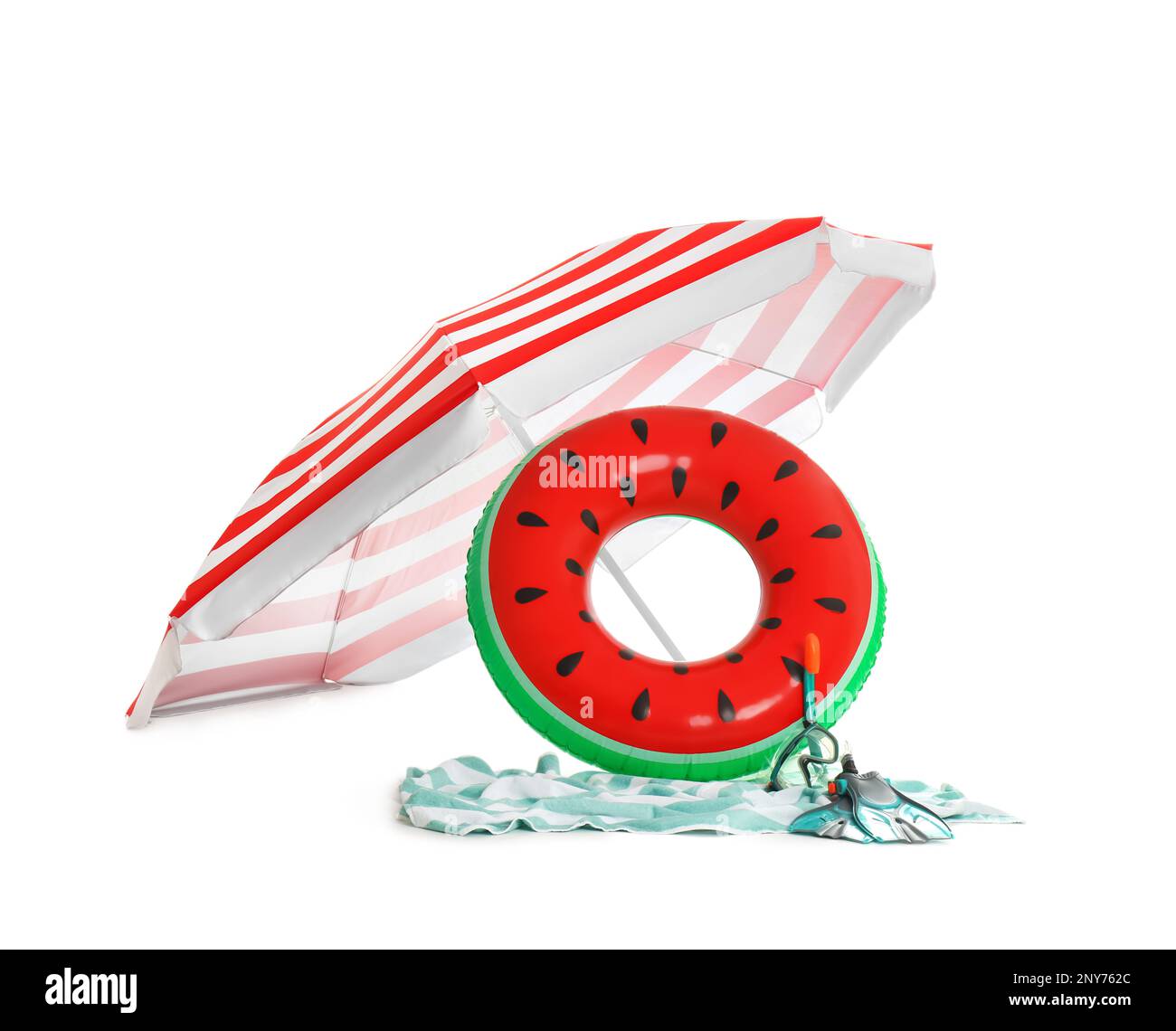 Ombrellone a strisce aperte, anello gonfiabile, coperta e attrezzatura subacquea su sfondo bianco Foto Stock