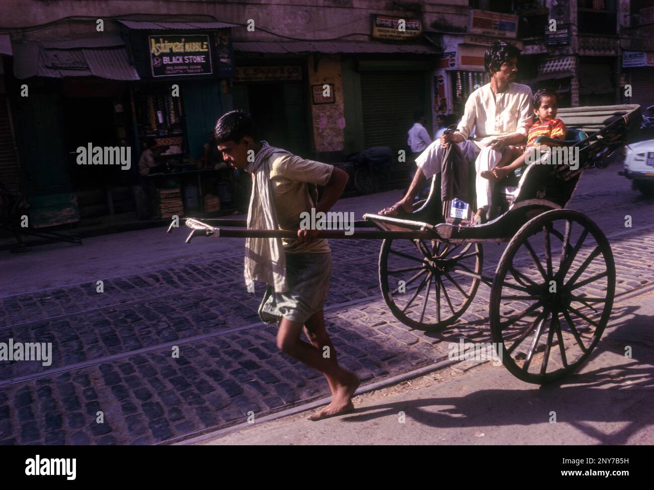 Cento anni di sudore, fatica e servizio pubblico risciò trainati a mano di Kolkata Calcutta, Bengala Occidentale, India, Asia Foto Stock