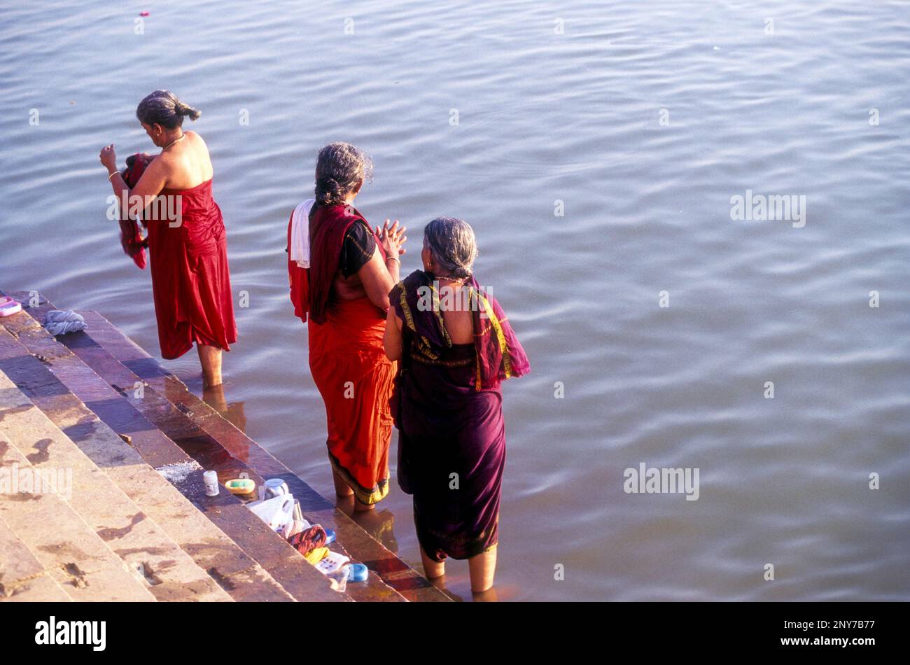 Donne che fanno il bagno nel fiume sacro Ganga Ganges a Varanasi Benaras, Utttar Pradesh, India, Asia Foto Stock