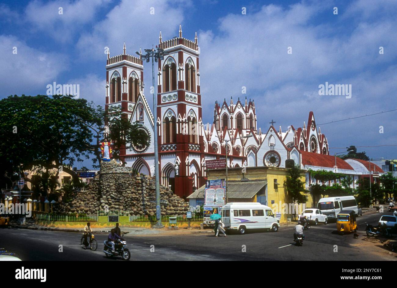 Basilica del Sacro cuore di Gesù Cristo a Pudicherry Pondicherry, India del Sud, Asia. Architettura gotica Revival. Cattolica romana Foto Stock