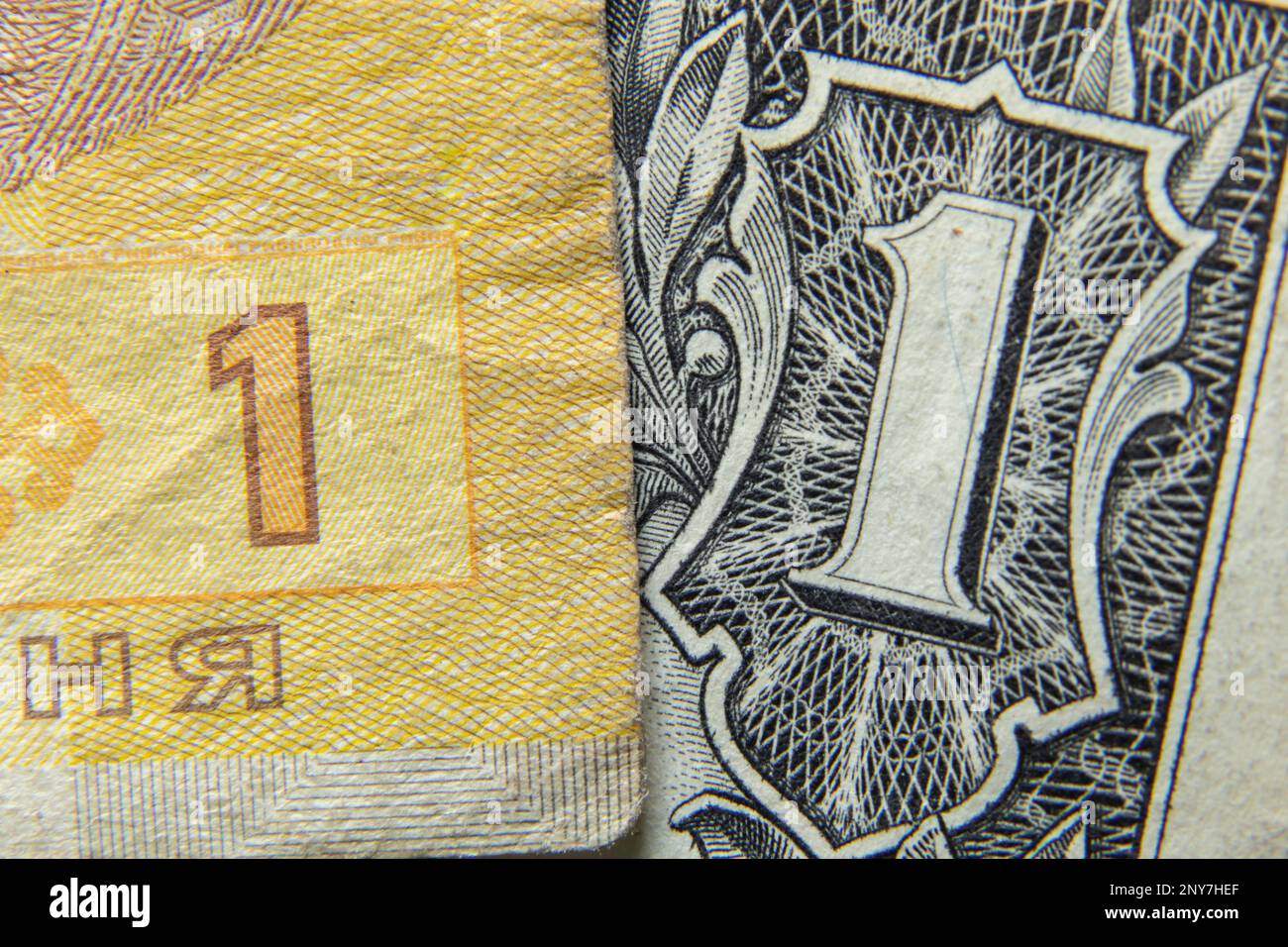 Un hryvnia Ucraina ed un dollaro americano come macro di fondo Foto Stock
